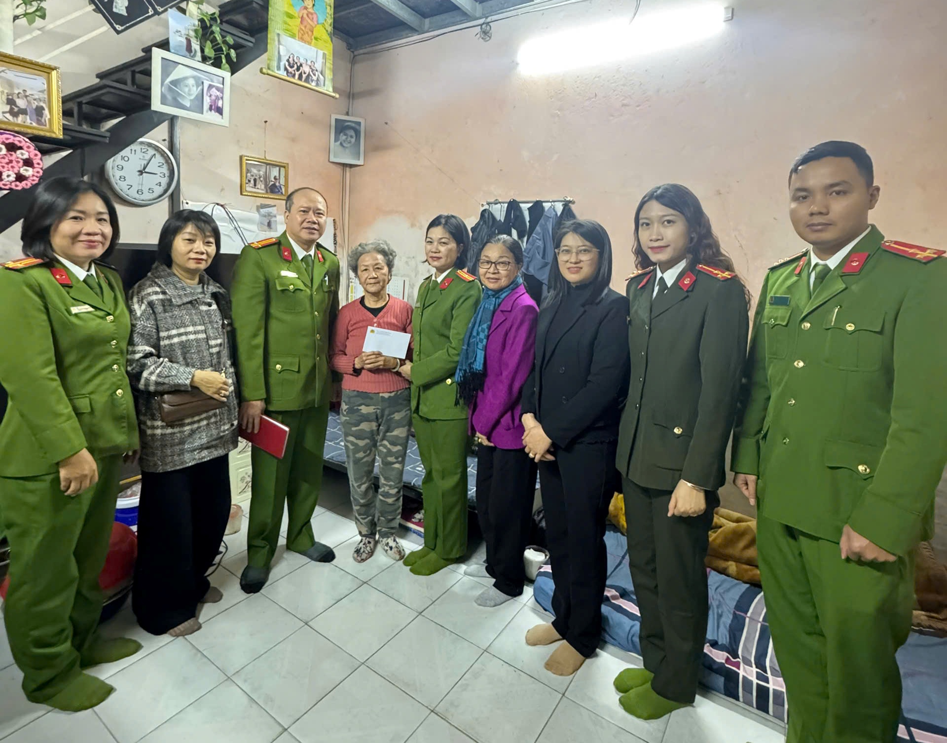 Hội phụ nữ Công an phường Hồng Bàng trao 30 suất quà cho các hộ khó khăn nhân dịp Tết Nguyên đán và kỷ niệm 96 năm thành lập Đảng Cộng sản Việt Nam